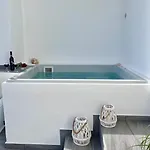 Apartamento Perla, Luxury With Private Jacuzzi Perissa (Santorini)