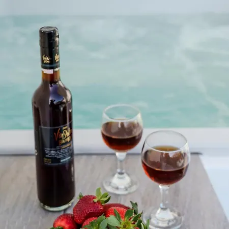 Perla, Luxury With Private Jacuzzi Appartement Períssa